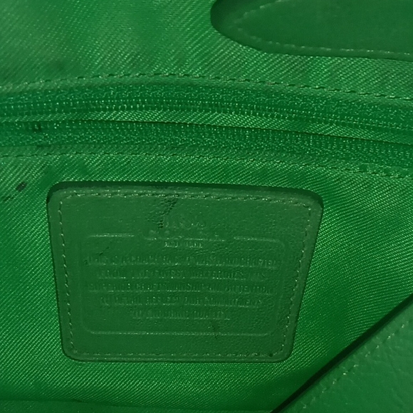 Vibrant Green Handbag with Gold Details - Picture 3 of 5